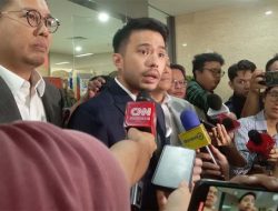 Ogah Tunjukkan Ijazah Jokowi, Kuasa Hukum: Percaya Puslabfor atau Roy Suryo?