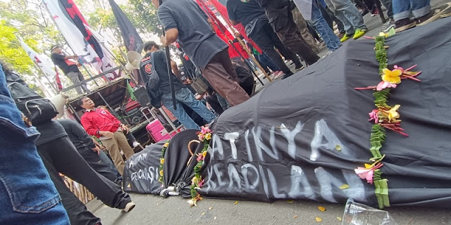 Keranda Hitam Matinya Keadilan Muncul Jelang Sidang Vonis Hasto