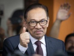Respons Mengejutkan PM Anwar Ibrahim usai Didesak Mundur oleh Ribuan Demonstran