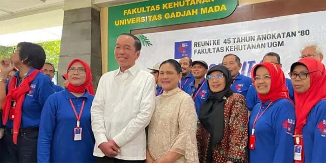 Berkemeja Putih di Reuni UGM, Roy Suryo Sindir Jokowi Post Power Syndrome: Masih Sok Menjabat!