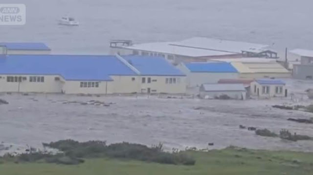 Penampakan Tsunami 4 Meter Hantam Bangunan di Kamchatka Rusia