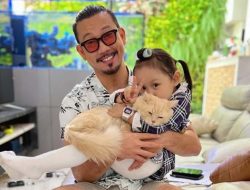 Denny Sumargo Ucapkan 2 Kalimat Syahadat, Kini Bebaskan Anak Pilih Agama Sendiri