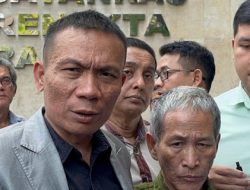 Rismon Sianipar Tenteng Buku Forensik Mentahkan Keaslian Ijazah Jokowi