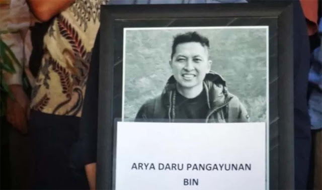 Keluarga Arya Daru Pangayunan Tolak Hasil Polisi, Temukan Amplop Misterius dengan Isi Mengherankan