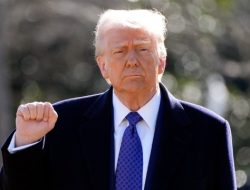 Ada Tanda Putih Aneh di Tangan Trump, Publik Heboh!