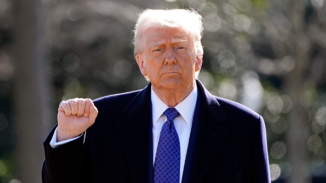 Ada Tanda Putih Aneh di Tangan Trump, Publik Heboh!