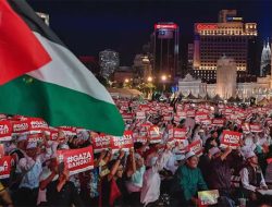 Aksi Solidaritas Malaysia untuk Gaza: Ribuan Warga Berdoa di Dataran Merdeka