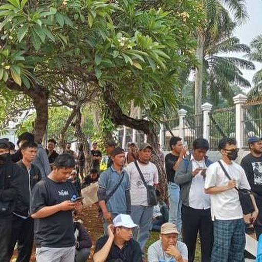 Massa Demo 25 Agustus Mulai Padati Gedung DPR, Polisi Pasang Barikade Beton