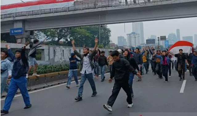 Pelajar SMA Ikut Gabung Aksi Demo di DPR