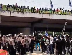 Barikade Gabungan Polisi Halangi Massa di Slipi Menuju Gedung DPR RI