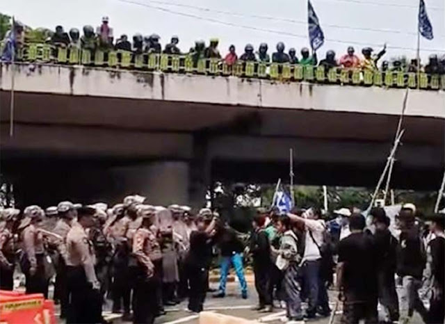 Barikade Gabungan Polisi Halangi Massa di Slipi Menuju Gedung DPR RI