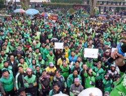 Driver Ojol Ikut Demo Revolusi Rakyat Indonesia di DPR RI: Kita Sengsara Gaji Mereka Naik Terus