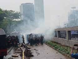 Demonstran di Depan Gedung DPR Kocar-kacir Ditembak Gas Air Mata