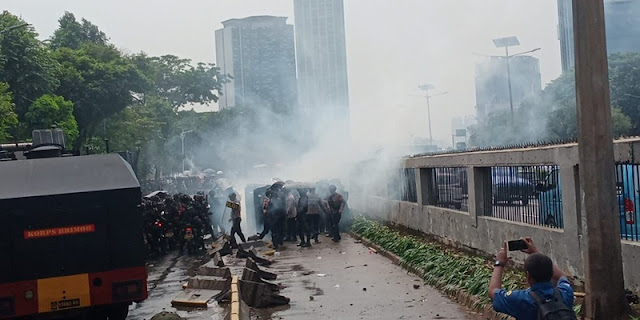 Demonstran di Depan Gedung DPR Kocar-kacir Ditembak Gas Air Mata