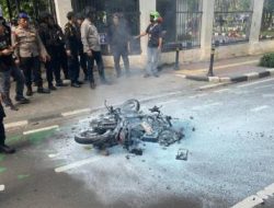 Massa Demo DPR Geser ke Gerbang Pancasila, Bobol Pagar hingga Bakar Motor