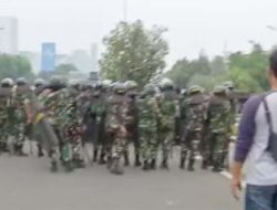 Demonstrasi di Depan DPR Ricuh