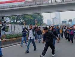 Massa Anak SMA Tembus Blokade Aparat, Ikut Turun Demo 25 Agustus di DPR