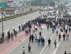 Polisi Pukul Mundur Massa Pendemo 25 Agustus di DPR, Emak-emak Melawan: Rakyat yang Berkuasa!