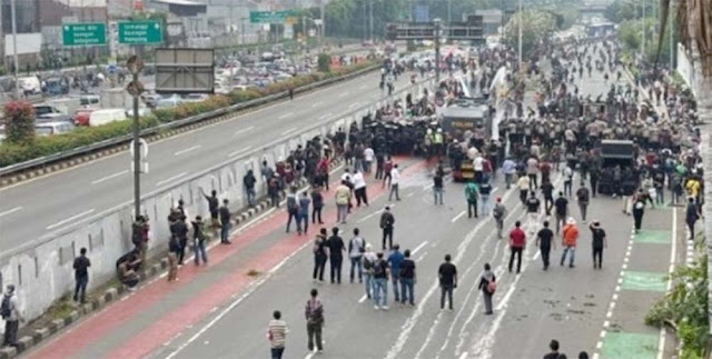 Polisi Pukul Mundur Massa Pendemo 25 Agustus di DPR, Emak-emak Melawan: Rakyat yang Berkuasa!