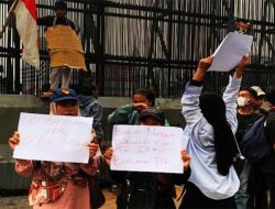 Anak STM Ikut Demo di Depan Gedung Dewan, Bawa Poster Bubarkan DPR