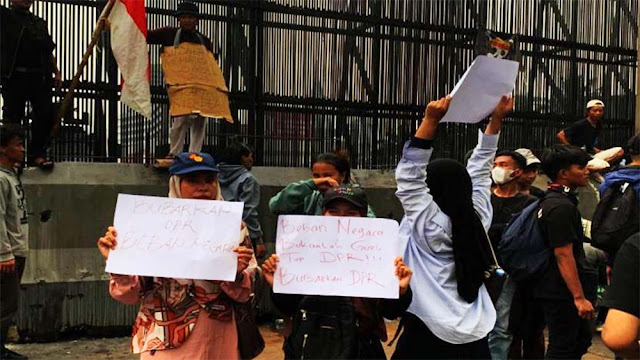 Anak STM Ikut Demo di Depan Gedung Dewan, Bawa Poster Bubarkan DPR