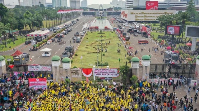 Puan Maharani - Sahroni Diincar Massa Demo 25 Agustus: Gedung DPR Terlalu Kecil buat Dihancurkan!
