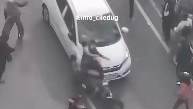 Viral! Mobil Brio Dikejar Massa Aksi Usai Terobos Demo, Malah Tabrak Motor di Pejompongan