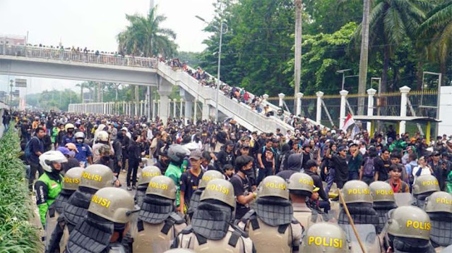 Demo di DPR Ricuh, Ratusan Demonstran Ditangkap Polda Metro dan Diminta Jalan Jongkok