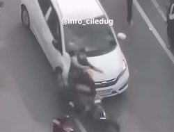 Viral! Mobil Brio Dikejar Massa Aksi 25 Agustus Usai Terobos Demo, Malah Tabrak Motor di Pejompongan