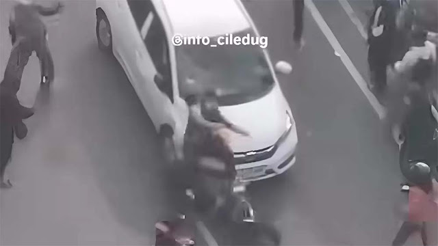 Viral! Mobil Brio Dikejar Massa Aksi 25 Agustus Usai Terobos Demo, Malah Tabrak Motor di Pejompongan