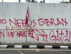 Demo DPR Ricuh: Tembok Dihajar Tulisan Who Needs Gibran hingga Sindiran Gaji Dewan IQ Jongkok!