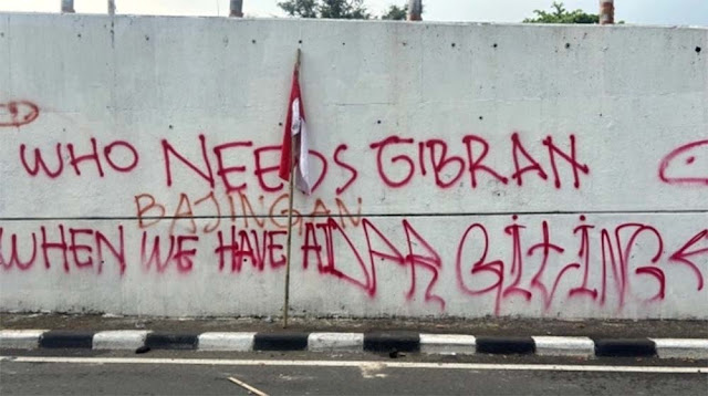 Demo DPR Ricuh: Tembok Dihajar Tulisan Who Needs Gibran hingga Sindiran Gaji Dewan IQ Jongkok!