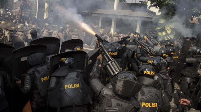MOMEN Gas Air Mata Berbalik Arah ke Polisi, Respons Publik: The Real Angin Tidak Punya KTP!