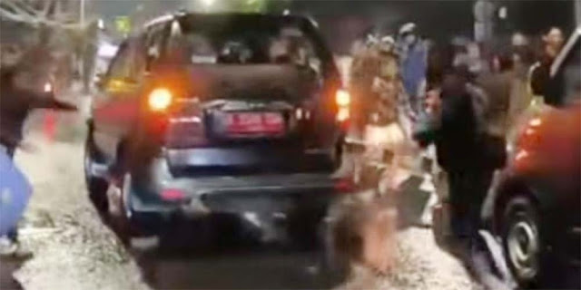 Mobil Dinas Lurah Manggarai Hancur oleh Pendemo