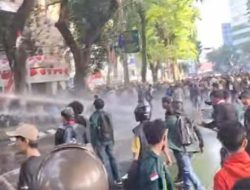 Demo Bubarkan DPR di Medan Memanas, Polisi Kerahkan Water Cannon Bubarkan Massa