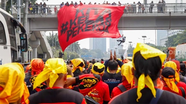 Demo Besar-besaran Buruh di DPR, Belasan Kereta Api Terpaksa Berhenti di Stasiun Jatinegara, Kenapa?