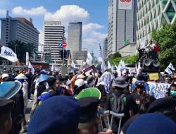 Massa Aksi Demo Buruh Mulai Bergerak ke Kawasan Patung Kuda