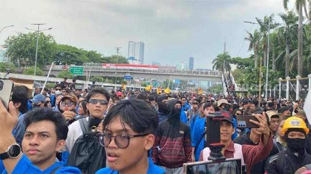 Usai Buruh, Giliran Mahasiswa Geruduk Gedung DPR: Lempar Botol hingga Teriak Revolusi!