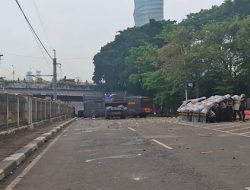 Jalan Protokol di Sekitar Stasiun Palmerah Lumpuh Total