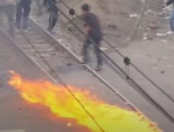 Massa Demo Ricuh Lempar Bom Molotov di Kolong Flyover Pejompongan, Polisi Tembak Gas Air Mata