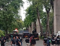 Seorang Polisi Diamuk Massa saat Bentrok dengan Mahasiswa di Jalan Asia Afrika Senayan