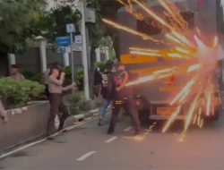 Mobil Polisi Dilempari Petasan Usai Tangkap Sejumlah Pendemo