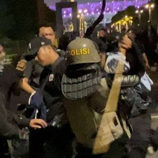 Massa Demo Bentrok dengan Polisi di Sekitar GBK, Sejumlah Orang Ditangkap dan Dipukuli