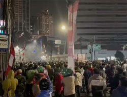 Dipukul Mundur Brimob, Massa Aksi Semakin Bertambah dan Beri Perlawanan di Kawasan Petamburan