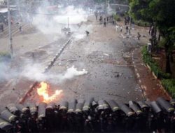 Aparat dan Massa Demo DPR Saling Lempar Batu di Jalan Gerbang Pemuda