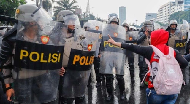 Viral Pendemo Bertemu Kawannya Seorang Polisi di Depan DPR RI: Habis Demo Langsung Nongkrong