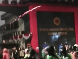 Massa Lempari Mako Brimob Kwitang Pakai Molotov, Polisi Pembunuh!