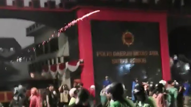 Massa Lempari Mako Brimob Kwitang Pakai Molotov, Polisi Pembunuh!