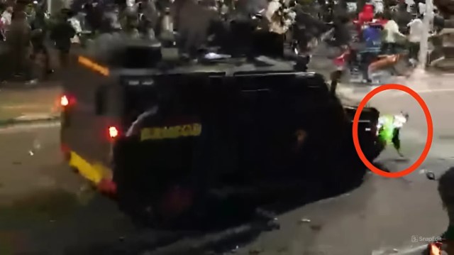 NGERI! Detik-Detik Mencekam Ojol Tewas Digilas Rantis Polisi, Mobil Tetap Melaju Dikejar Warga
