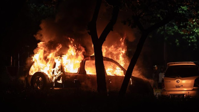 8 Mobil Polisi Dibakar Massa Usai Ojol Dilindas hingga Tewas